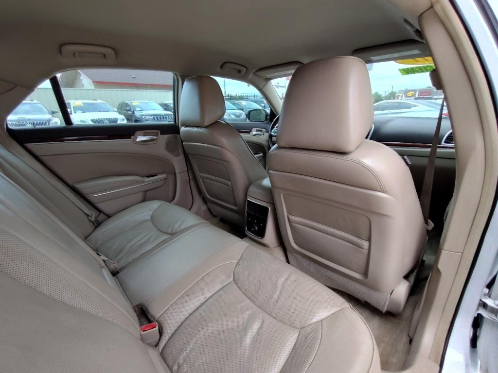 2011 Chrysler 300 Image 42
