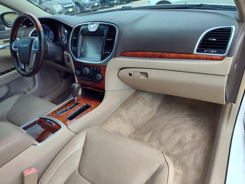 2011 Chrysler 300 Image 46
