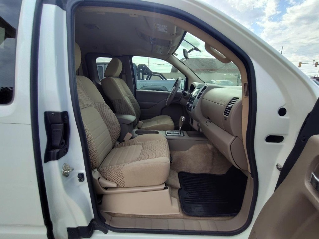 2017 Nissan Frontier Image 32