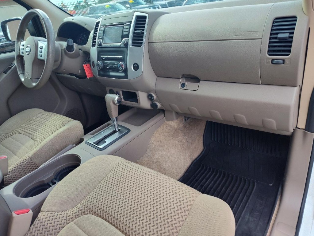 2017 Nissan Frontier Image 34
