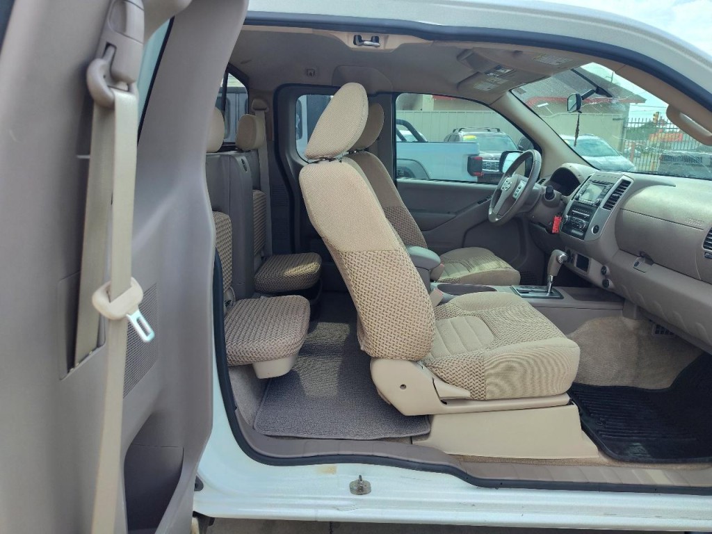 2017 Nissan Frontier Image 35