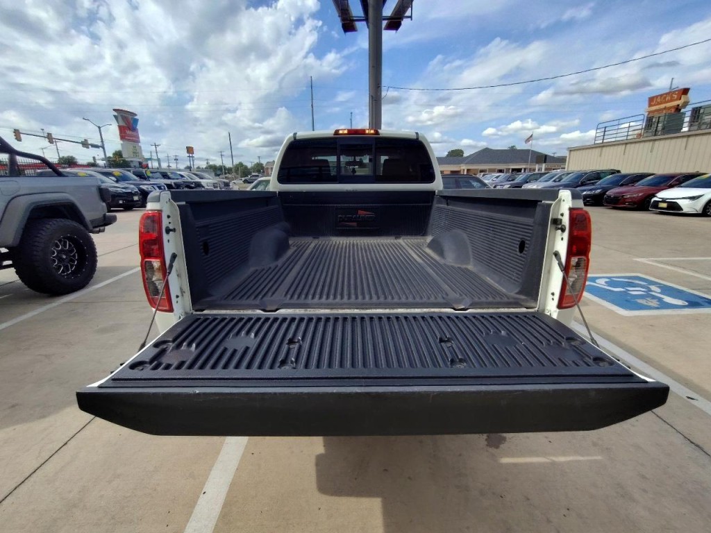 2017 Nissan Frontier Image 38