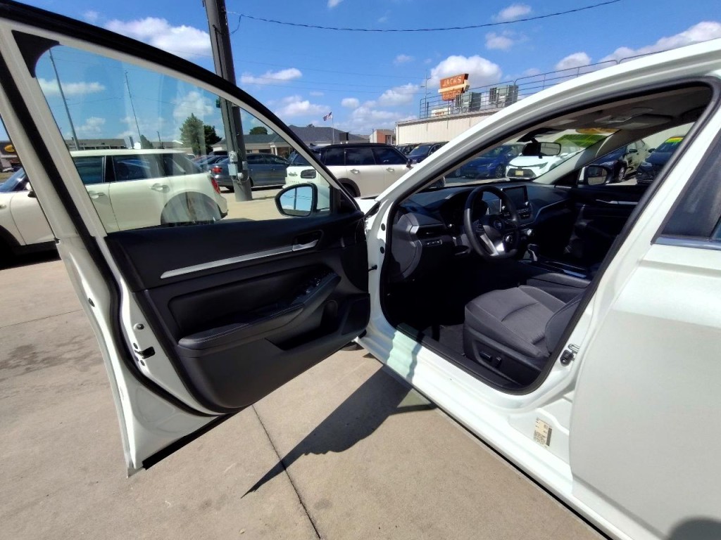 2022 Nissan Altima Image 15