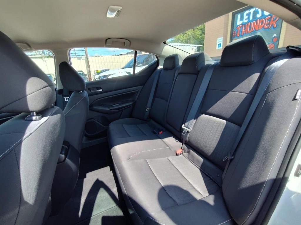2022 Nissan Altima Image 30