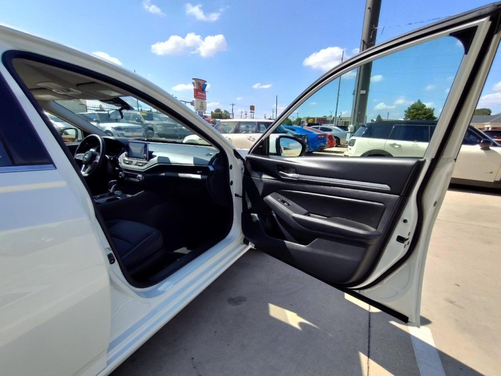 2022 Nissan Altima Image 40
