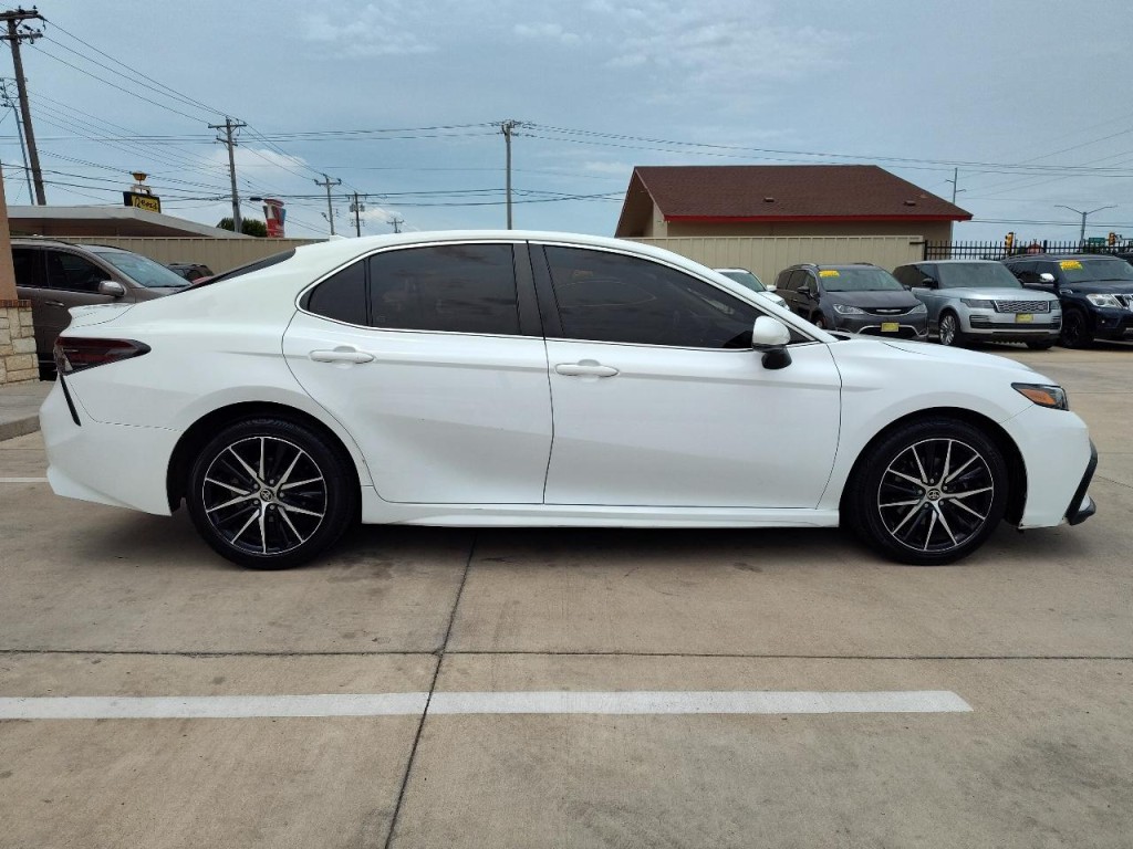 2021 Toyota Camry Image 3