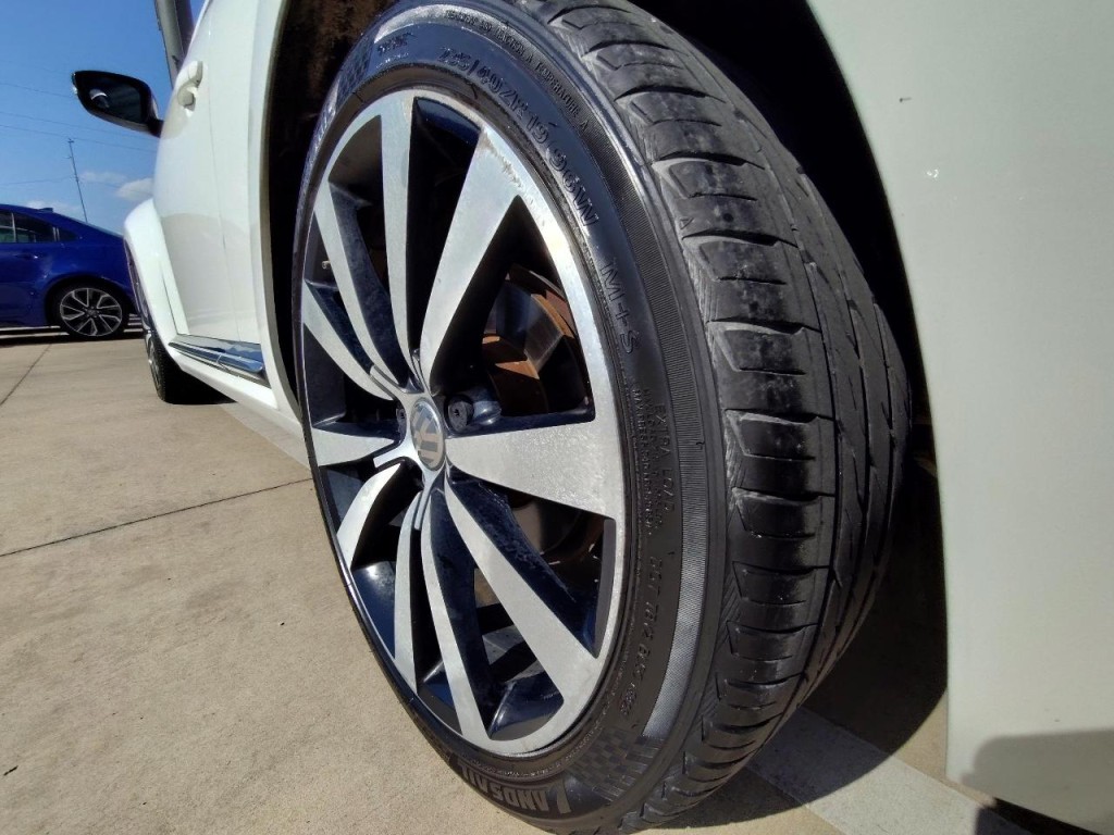 2013 Volkswagen Beetle Image 11