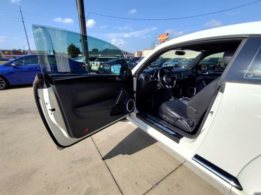 2013 Volkswagen Beetle Image 13