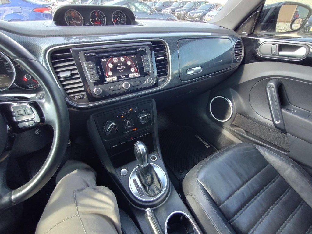 2013 Volkswagen Beetle Image 24