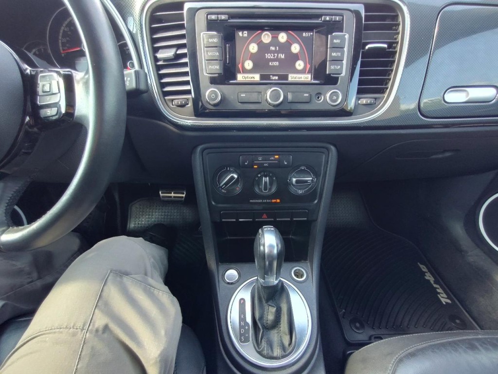 2013 Volkswagen Beetle Image 25