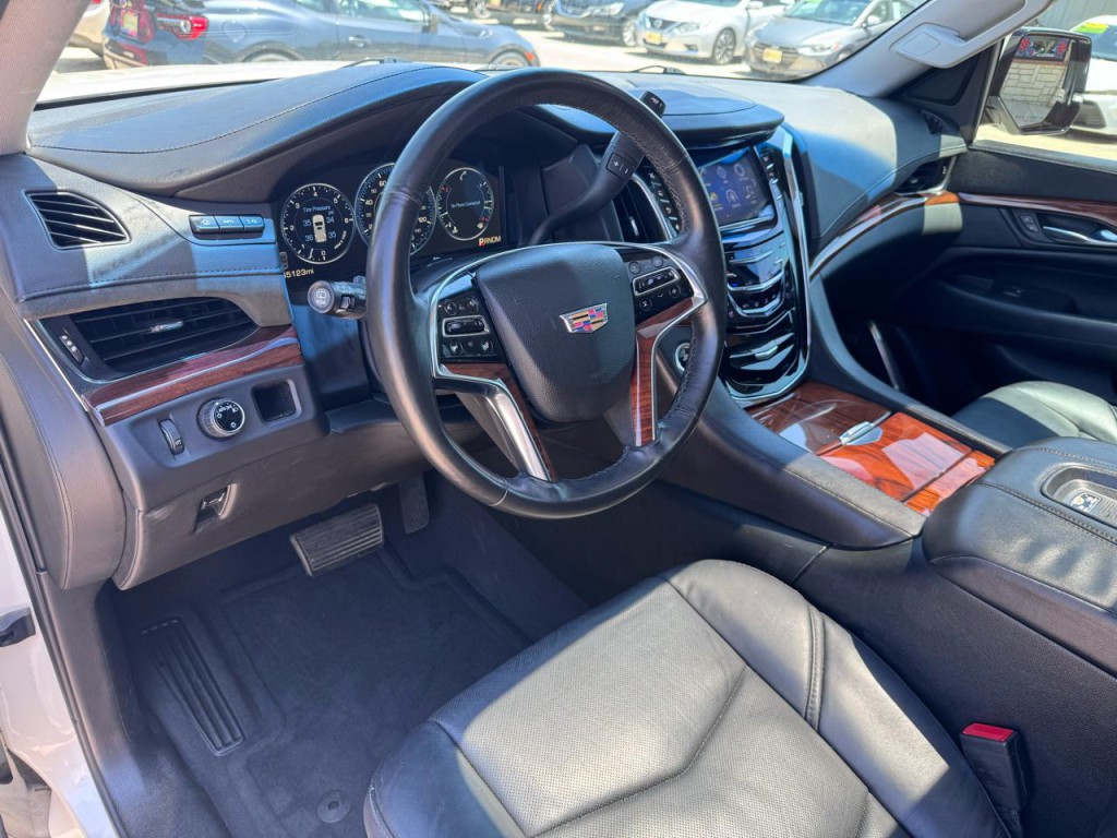 2015 Cadillac Escalade Image 17