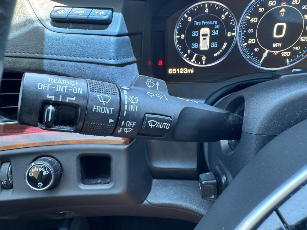 2015 Cadillac Escalade Image 32