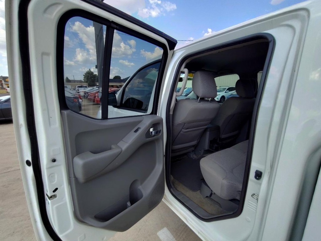 2017 Nissan Frontier Image 28