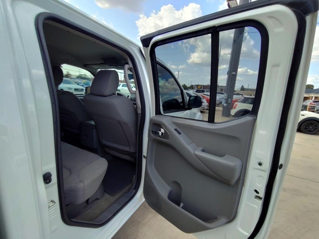 2017 Nissan Frontier Image 35