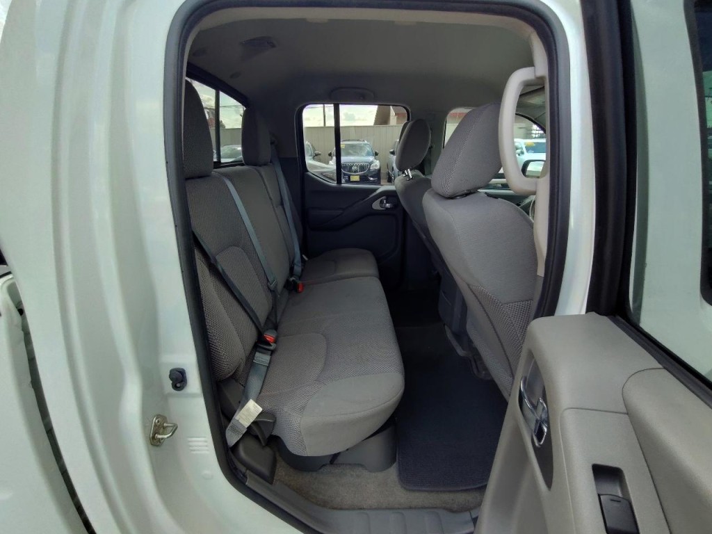 2017 Nissan Frontier Image 36