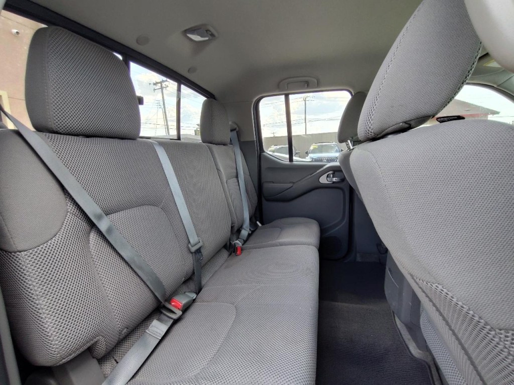 2017 Nissan Frontier Image 37