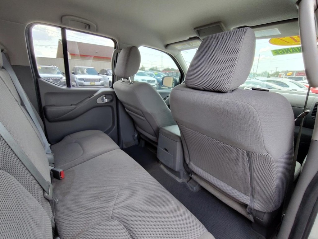2017 Nissan Frontier Image 38