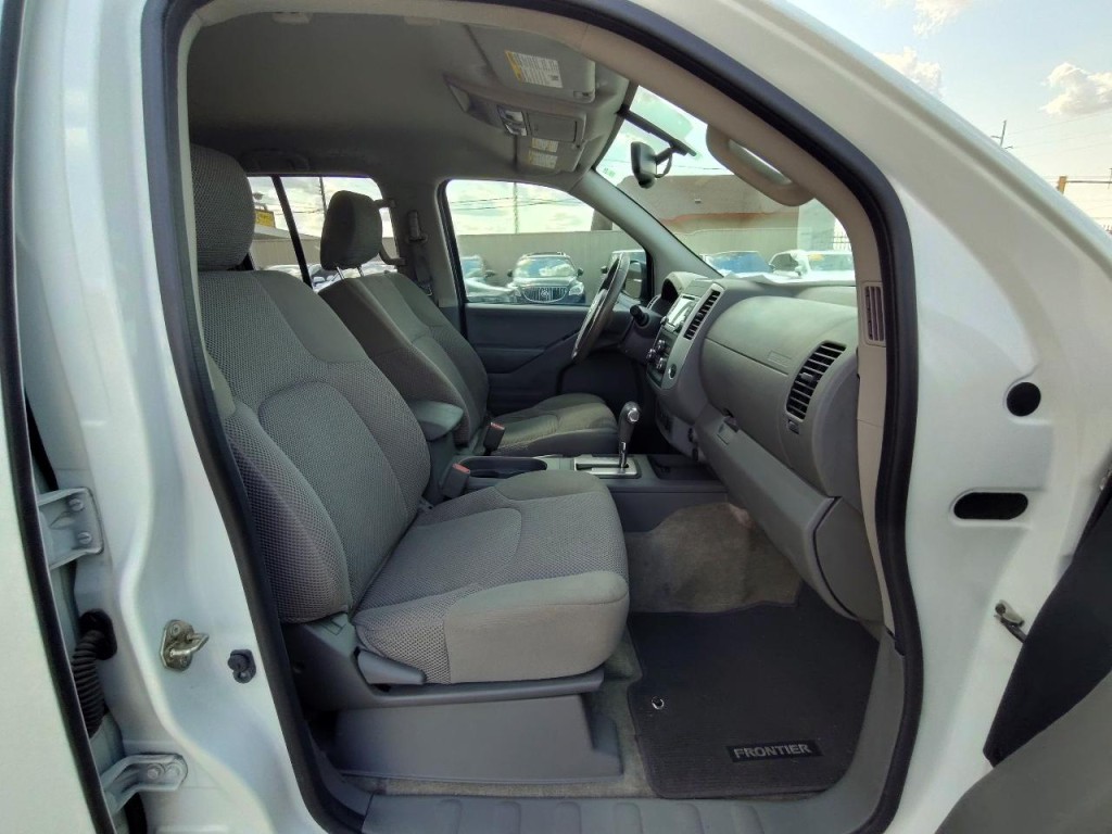 2017 Nissan Frontier Image 40