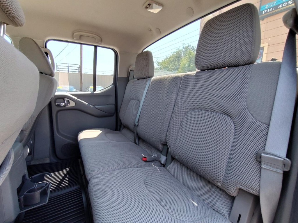 2013 Nissan Frontier Image 32