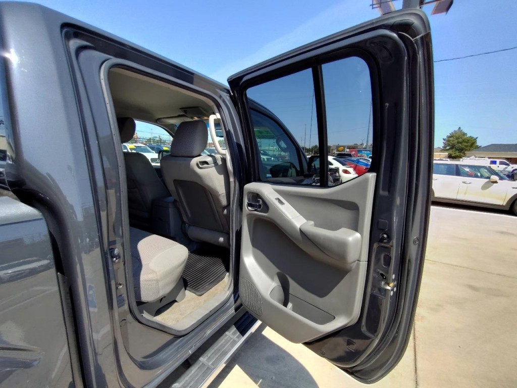 2013 Nissan Frontier Image 37