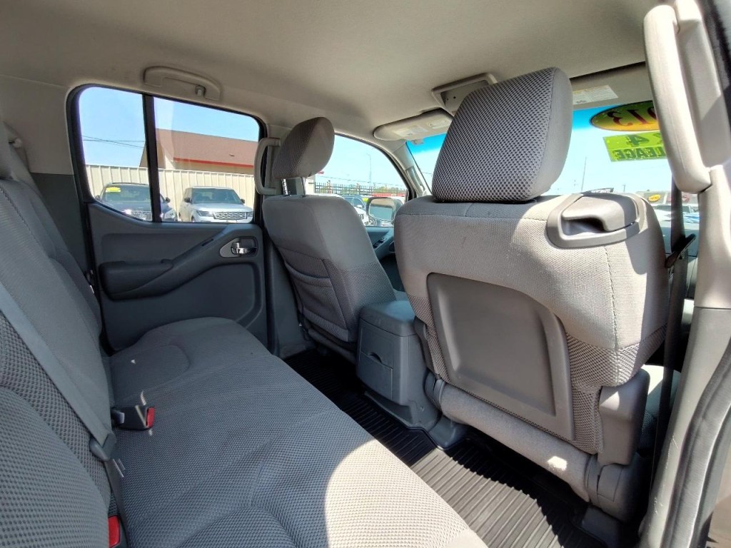 2013 Nissan Frontier Image 40