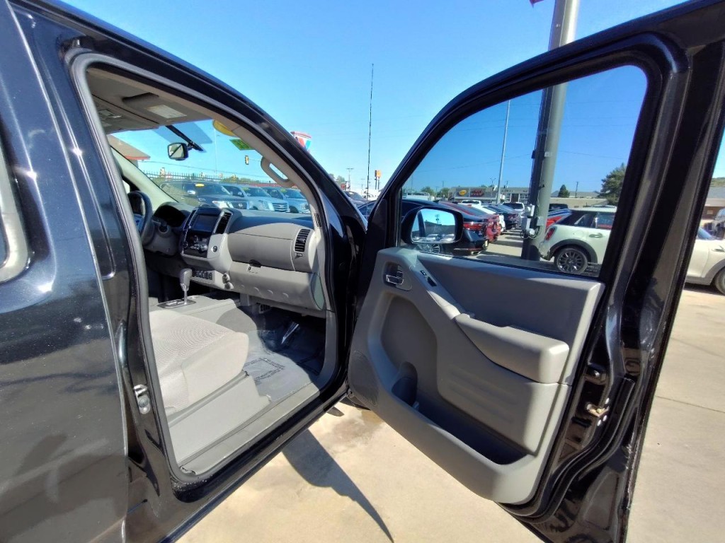 2020 Nissan Frontier Image 37