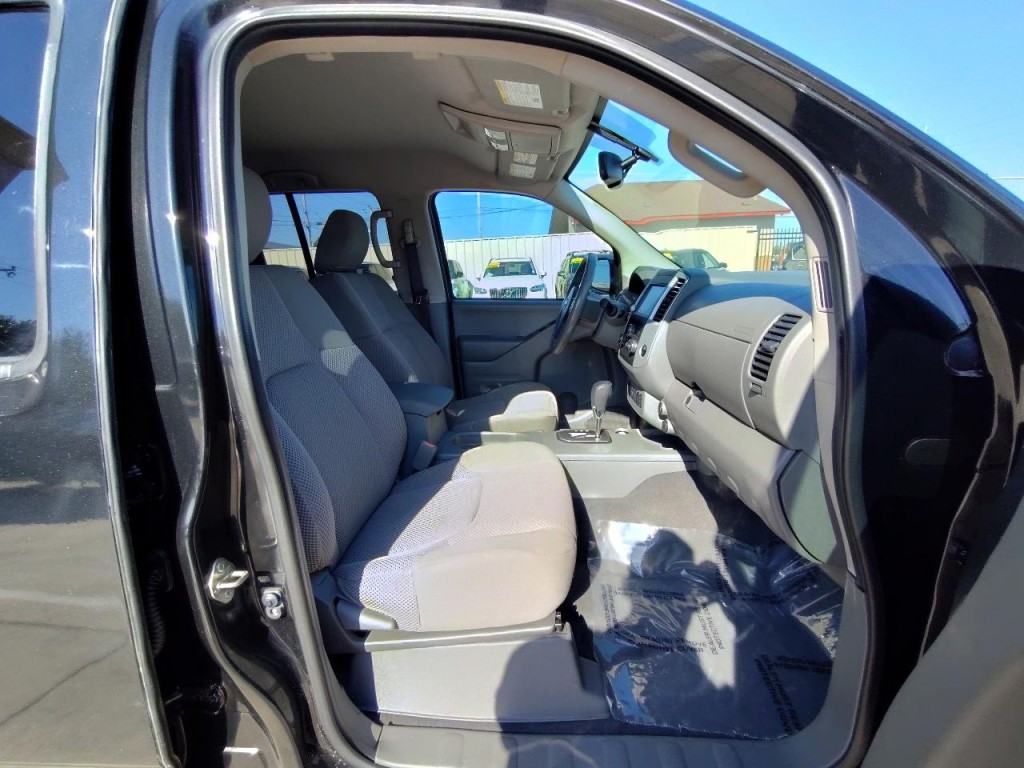 2020 Nissan Frontier Image 38