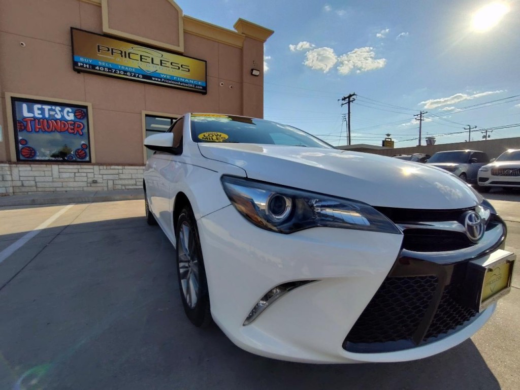 2016 Toyota Camry Image 2