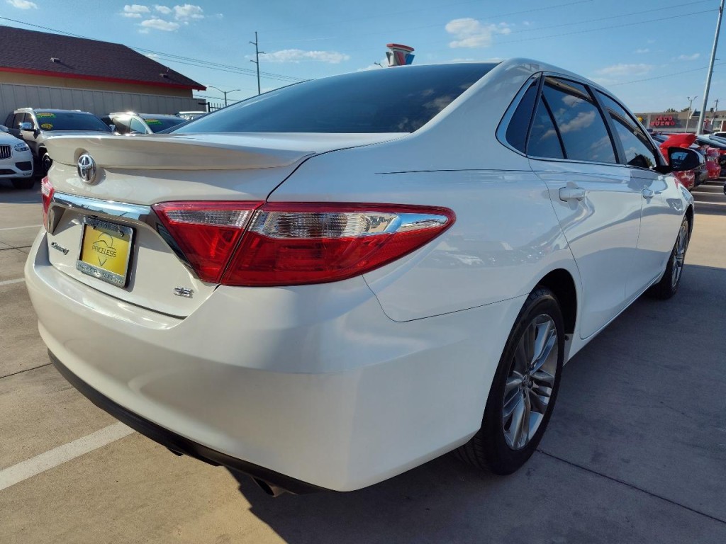 2016 Toyota Camry Image 4