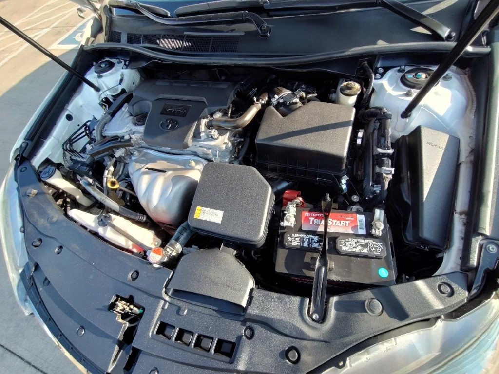 2016 Toyota Camry Image 12