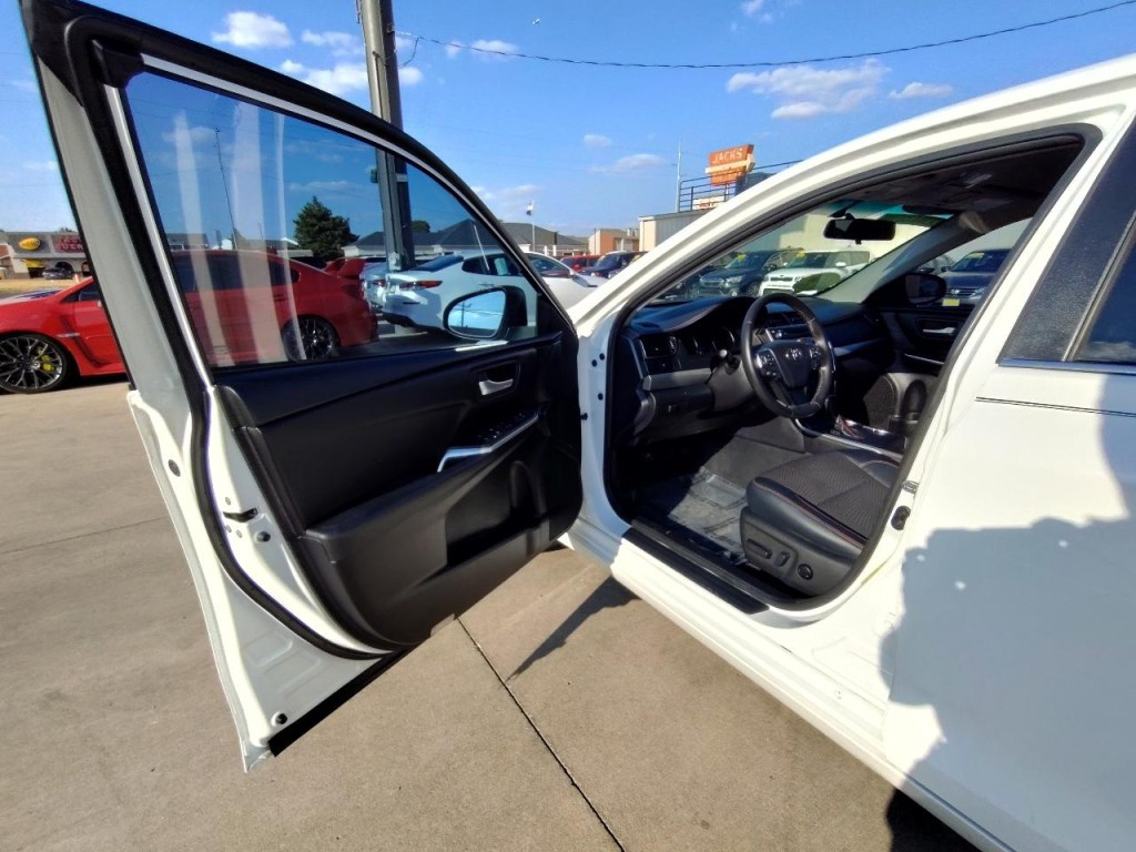 2016 Toyota Camry Image 13