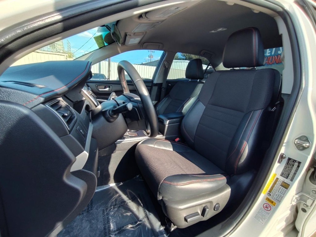 2016 Toyota Camry Image 15