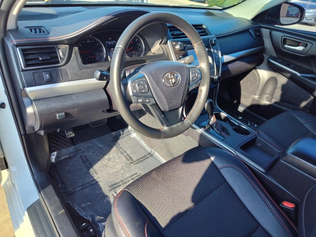 2016 Toyota Camry Image 16