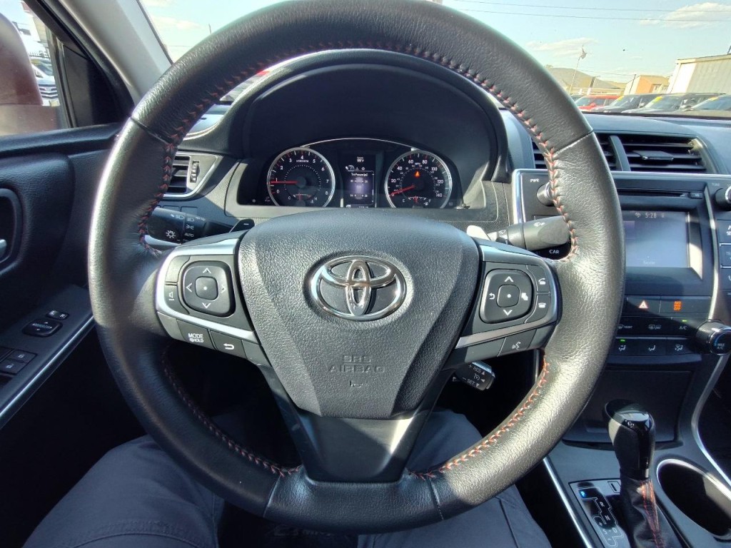 2016 Toyota Camry Image 17