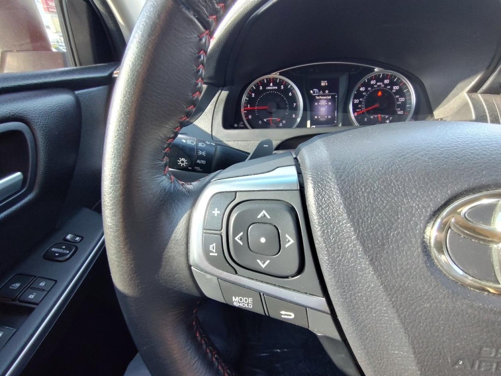 2016 Toyota Camry Image 18