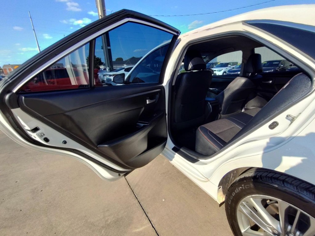 2016 Toyota Camry Image 29