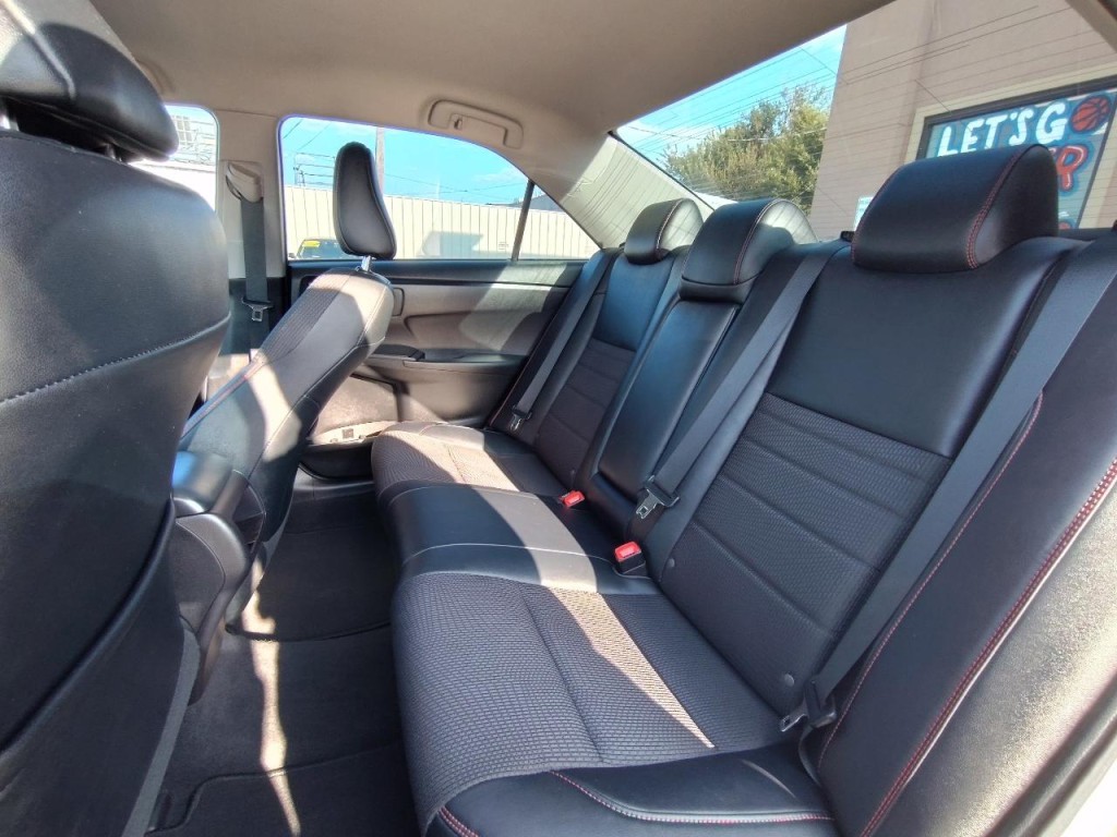 2016 Toyota Camry Image 31