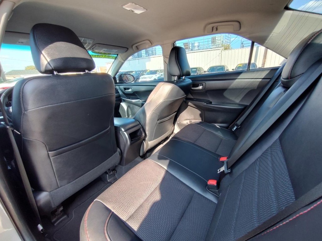 2016 Toyota Camry Image 32