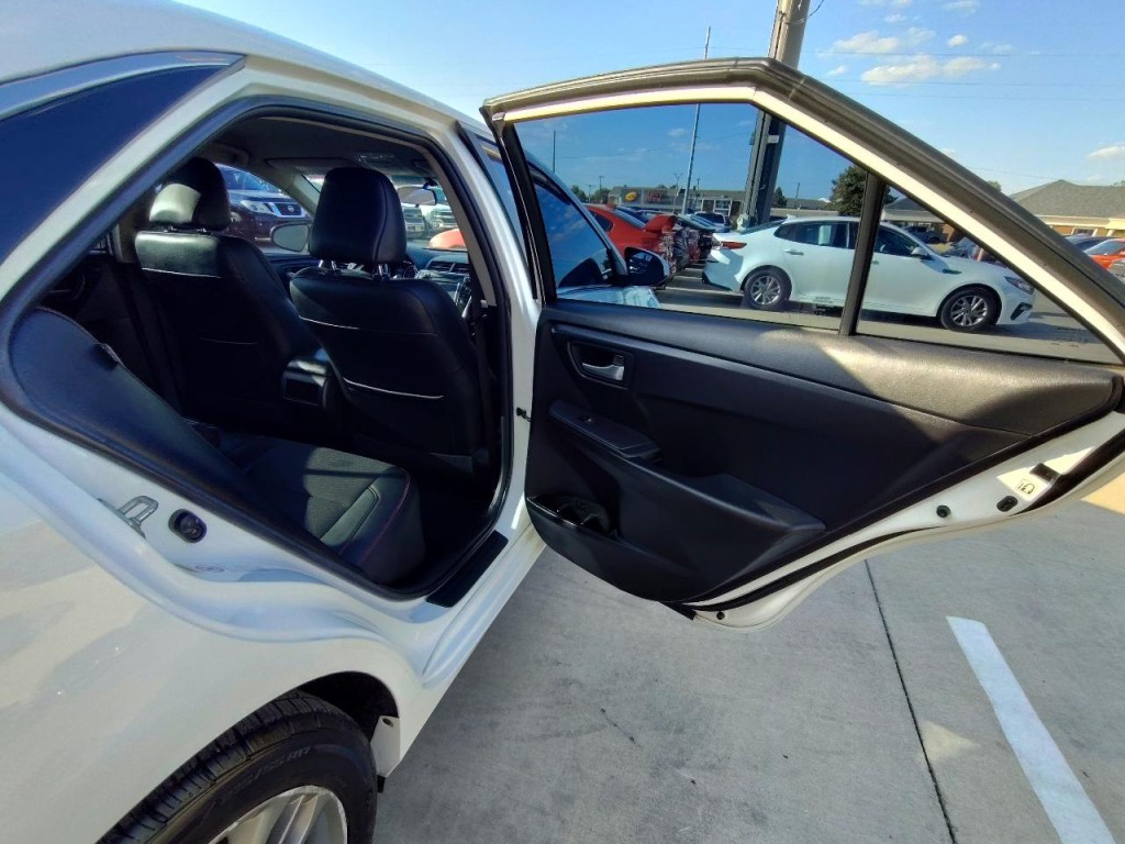 2016 Toyota Camry Image 36