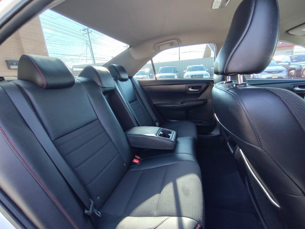 2016 Toyota Camry Image 38