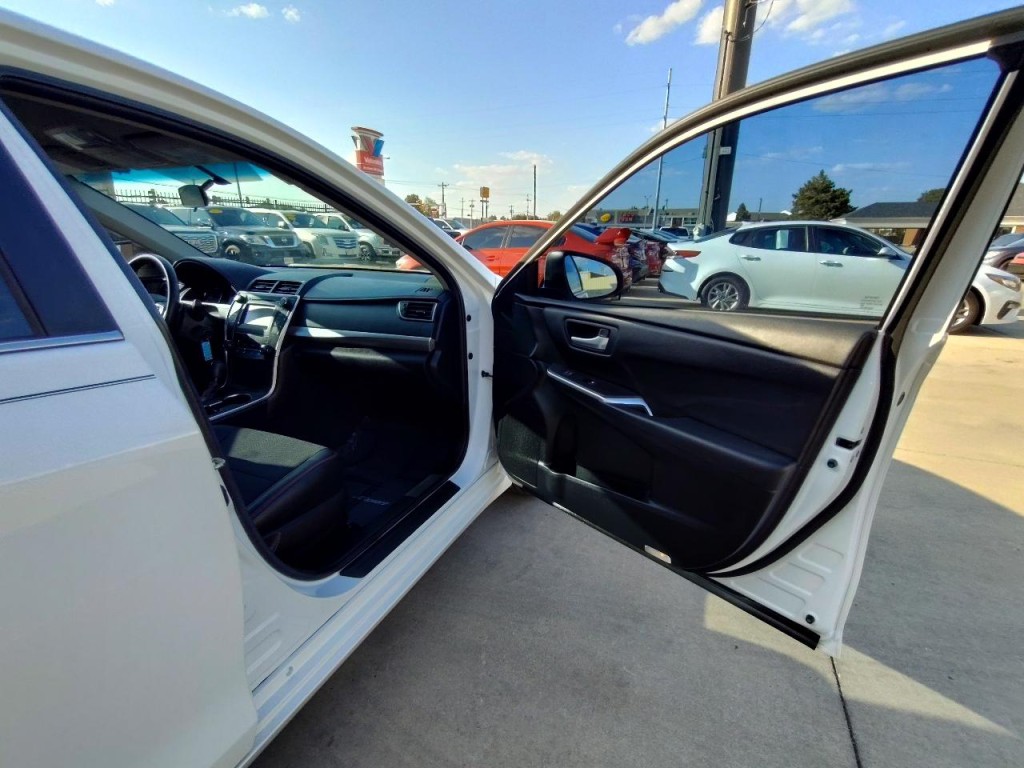 2016 Toyota Camry Image 40