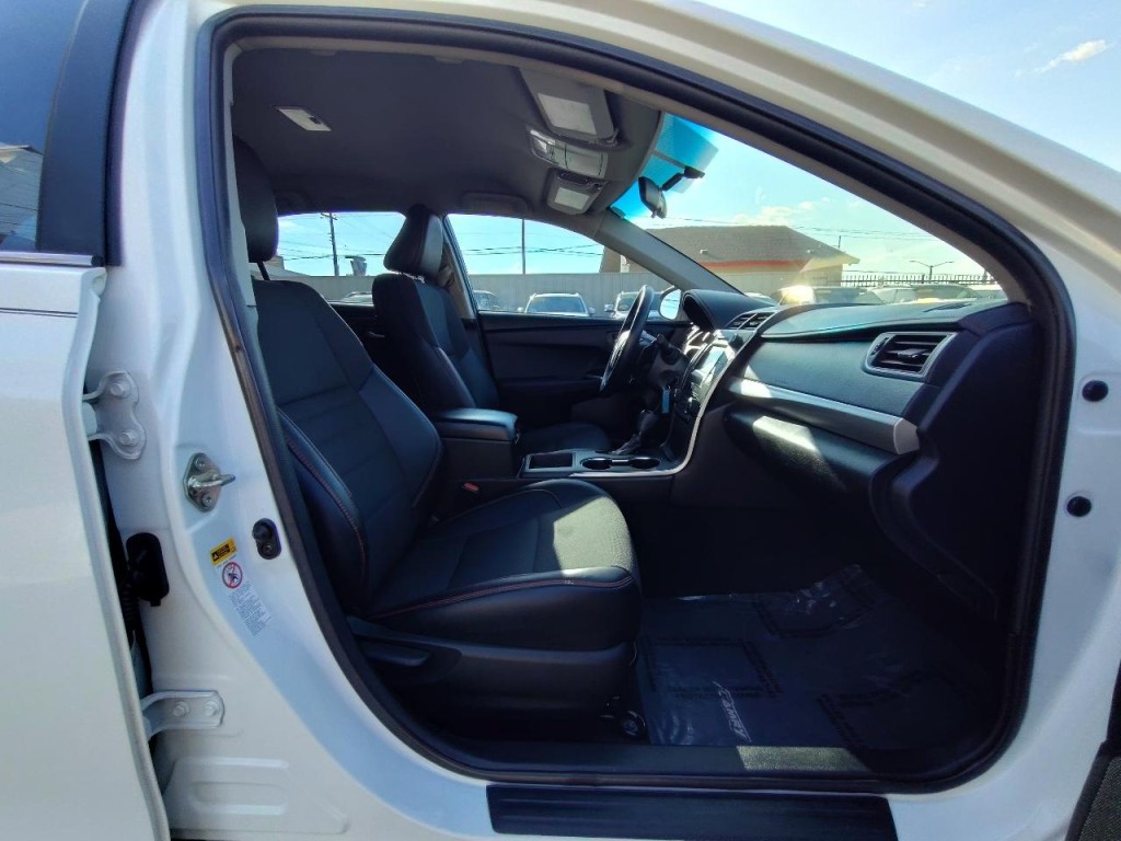 2016 Toyota Camry Image 41