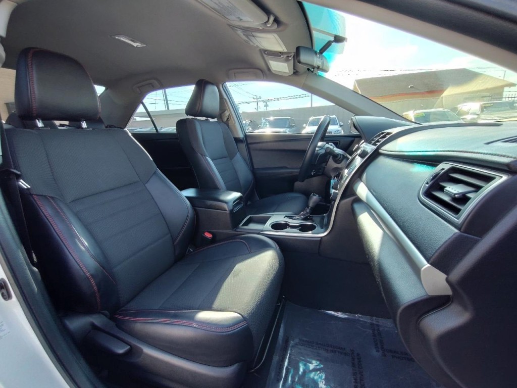 2016 Toyota Camry Image 42