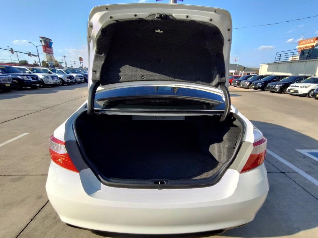 2016 Toyota Camry Image 44