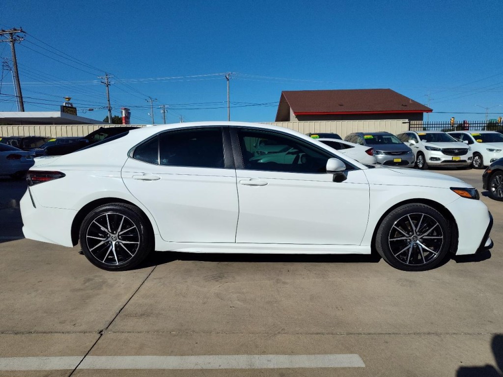 2021 Toyota Camry Image 3