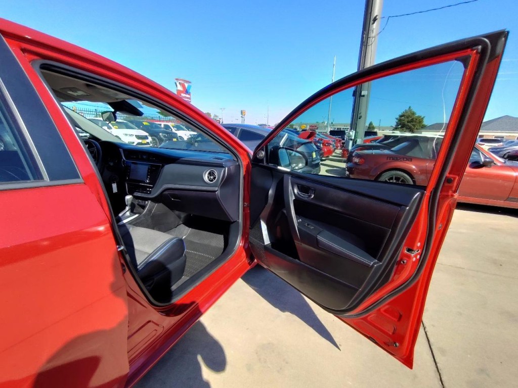 2017 Toyota Corolla Image 39