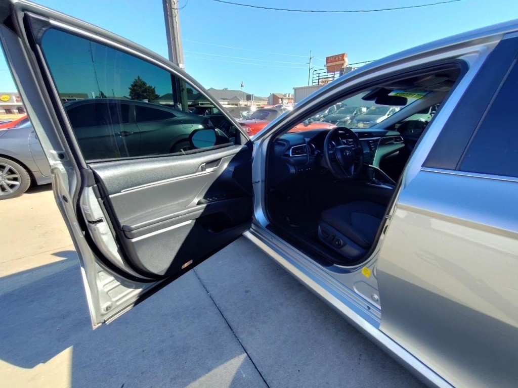 2018 Toyota Camry Image 12