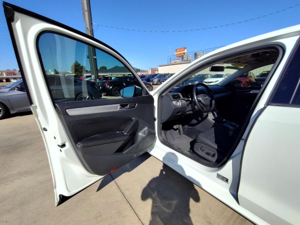 2019 Volkswagen Passat Image 14
