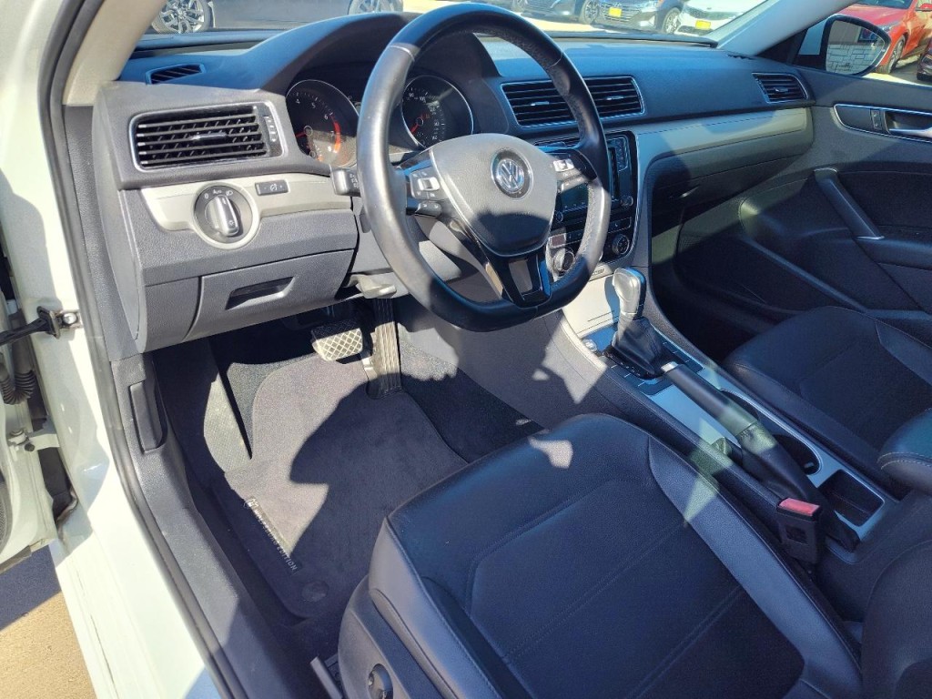 2019 Volkswagen Passat Image 17