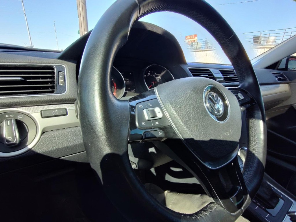 2019 Volkswagen Passat Image 19